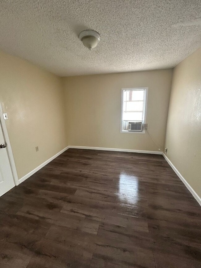 Building Photo - Remodeled  2 bedroom 1 bath