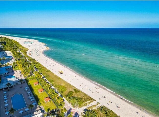 Building Photo - 2555 Collins Ave