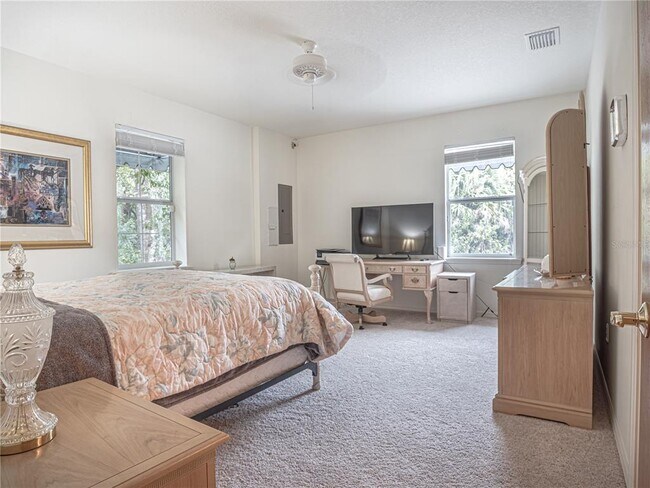 Building Photo - 920 E Lake Dr