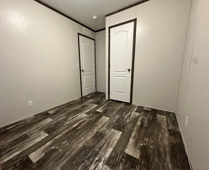 Building Photo - 26 Bing St N