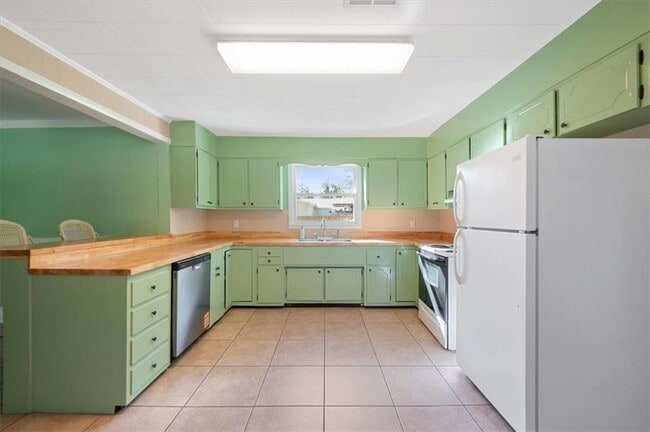 Building Photo - 300 Colson Ave