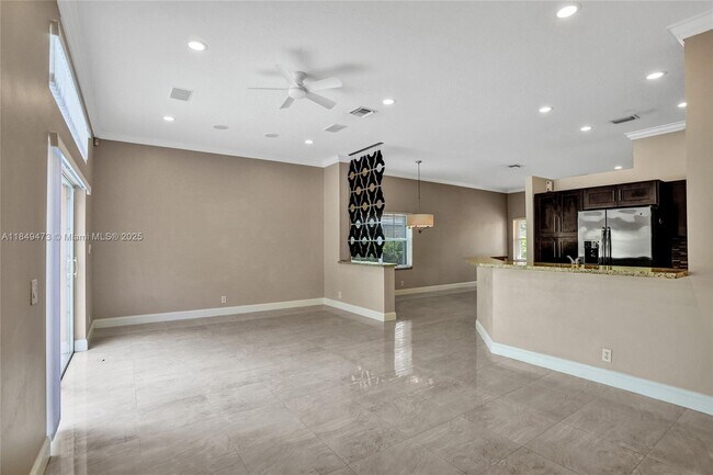 Building Photo - 1100 Chinaberry Dr