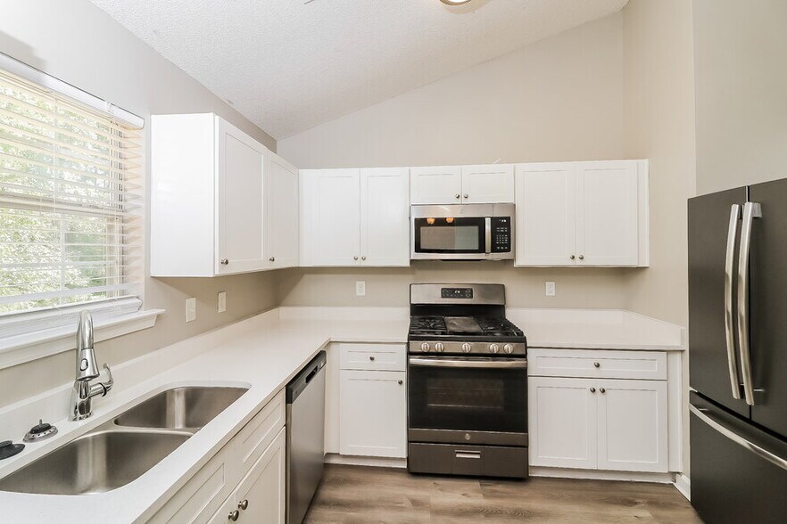 Building Photo - 706 Rosewood Cir