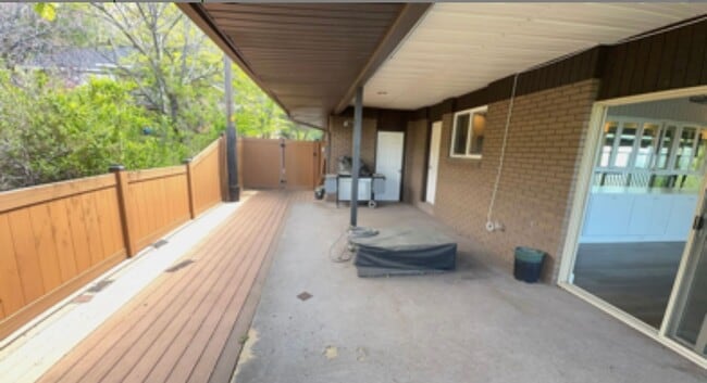 Building Photo - Large home with spectacular Salt Lake City views
