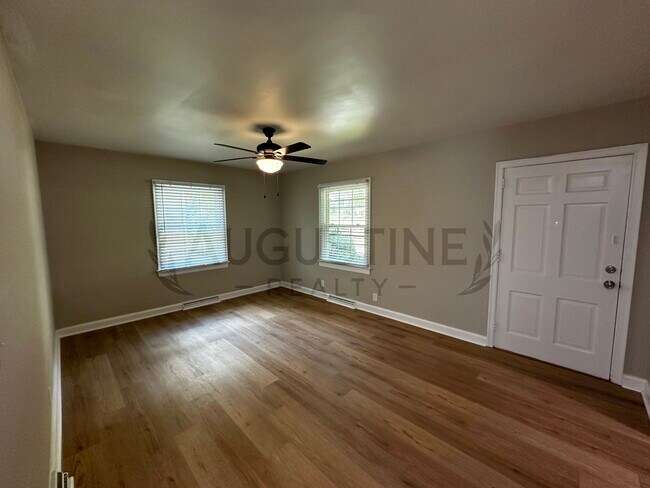 Building Photo - 2723 Robin Hood Dr