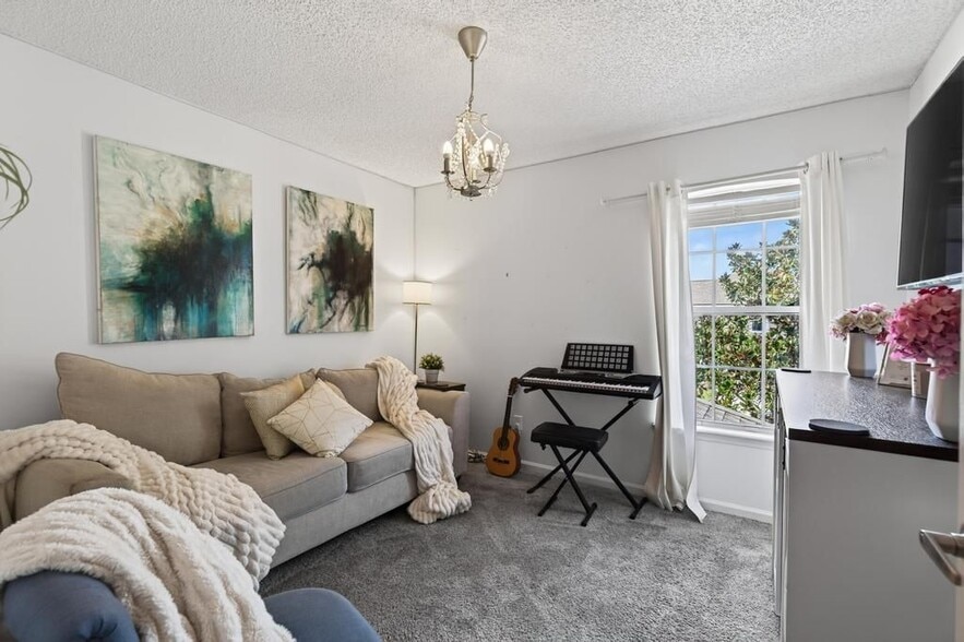 Building Photo - 805 Old Bridge Rd