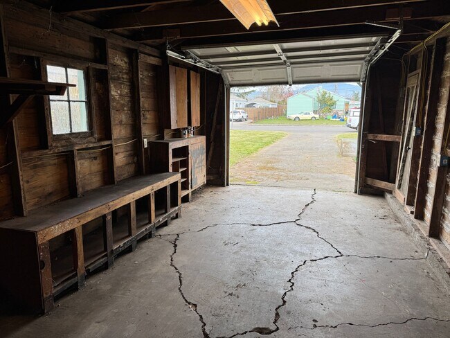 Building Photo - Updated 2 bedroom 1 bathroom house in Springfield!