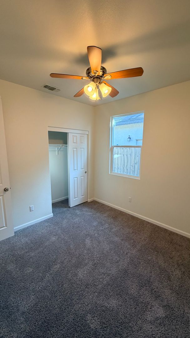 Building Photo - Luxurious upgraded 5BR 2 bath new home - premium lot.