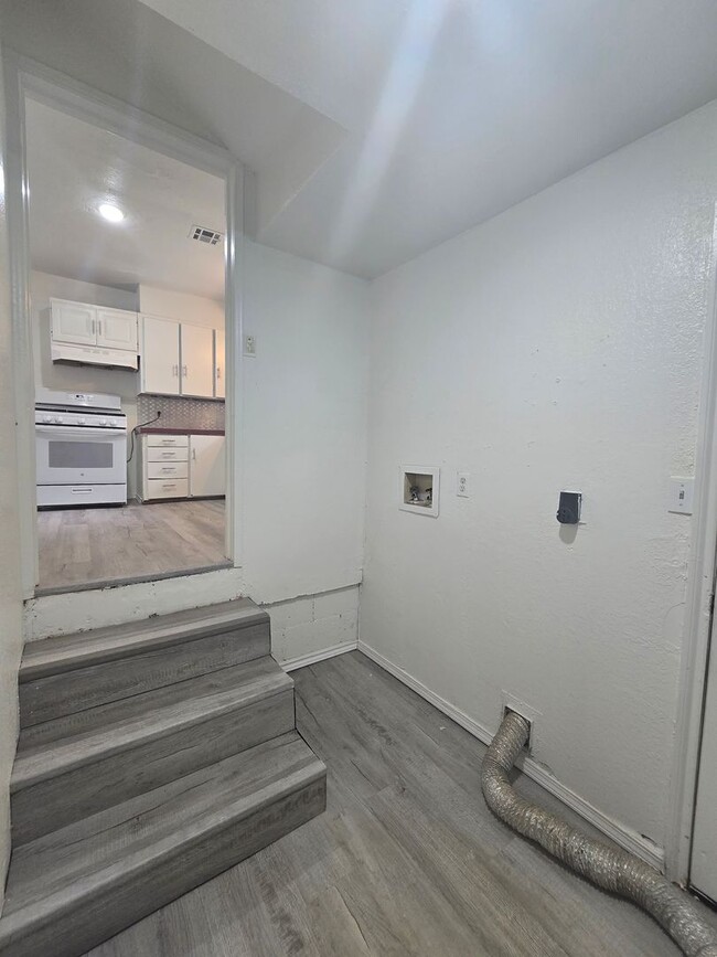 Building Photo - 3 Bed 1 Bath Home in Shawnee!