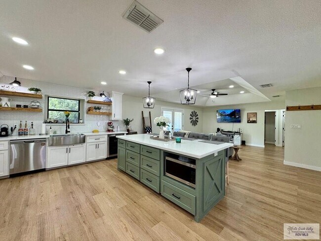 Building Photo - 35059 Anaqua Dr