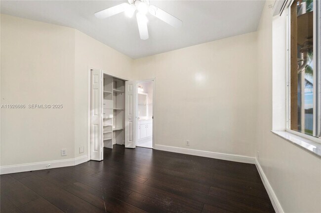 Building Photo - 2893 Oakbrook Dr