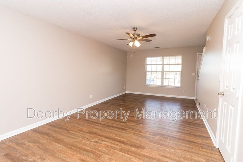 Building Photo - 464 Guyler St