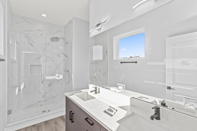 Building Photo - 6343 S Drexel Ave