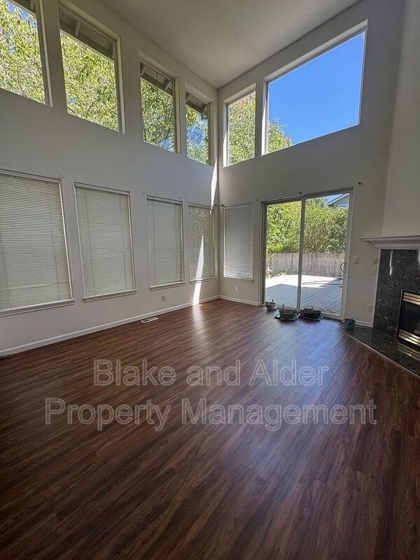 Building Photo - 1079 NE Creeksedge Dr