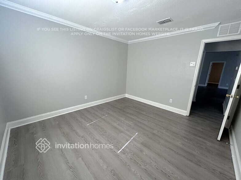 Building Photo - 3523 SW 9th Ave