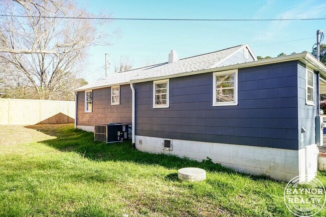 Building Photo - 429 N Main St