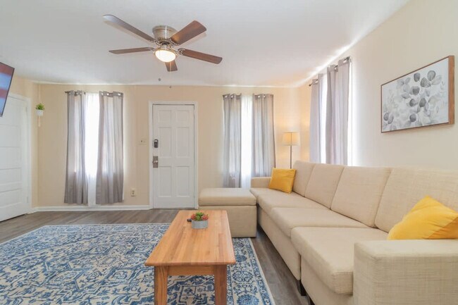 Building Photo - 3912 Crestview Dr