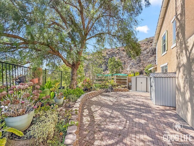 Building Photo - Stylish 4B/3BA Home with Upgraded Kitchen ...