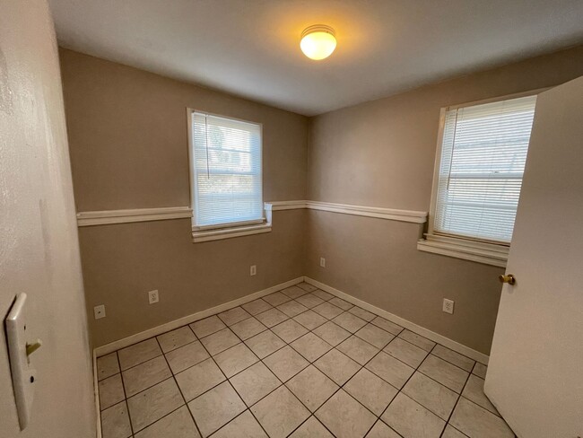 Building Photo - 2 bedroom unit across street from KSU Campus.