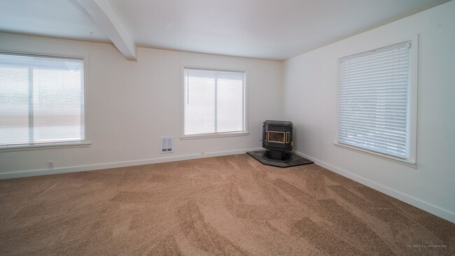 Building Photo - **MOVE-IN SPECIAL** Move in ready, 3 bed, ...