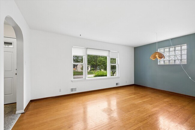 Building Photo - 805 N Mitchell Ave
