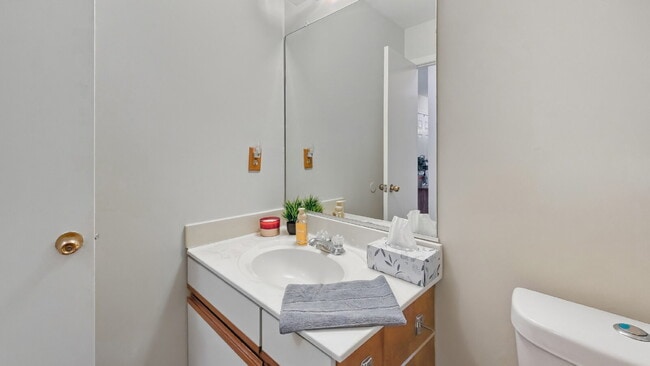 Building Photo - 2 Bed 2 Bath Condo Just Minutes from NAS Oceana Dam Neck in Virginia Beach!