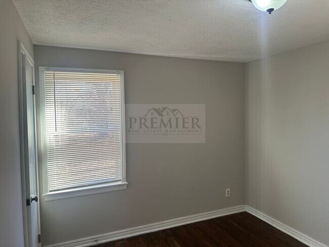 Building Photo - 8205 E 53rd KC MO -3 bed / 1 full bathroom...