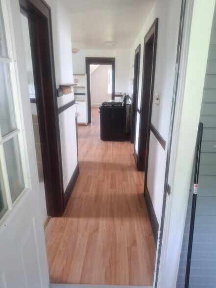 Building Photo - 54 Crane St