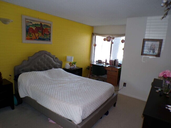 Building Photo - Wind Stream Condos - 3 Bedroom - 2 bathroo...