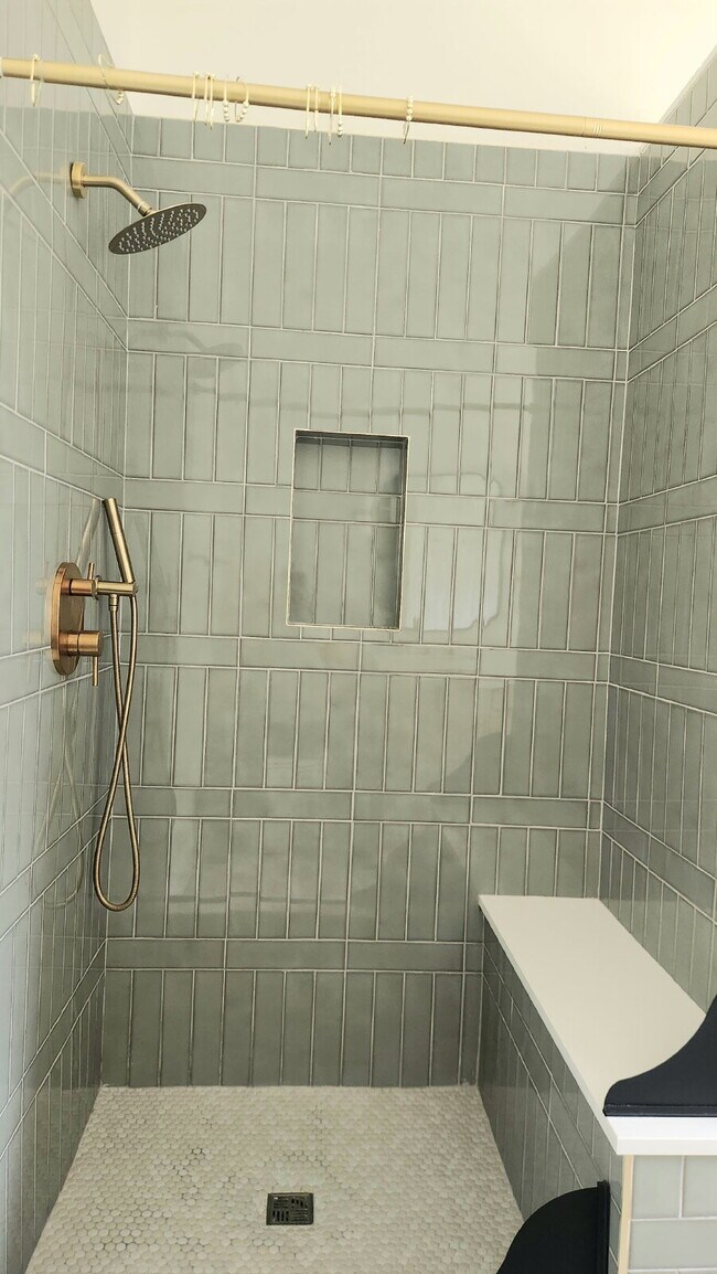 Building Photo - "Charming 3-Bed Oasis with 2.5 Baths on Carrington Court!"