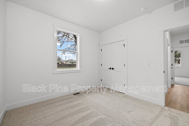 Building Photo - 4642 N Maple Grove Rd
