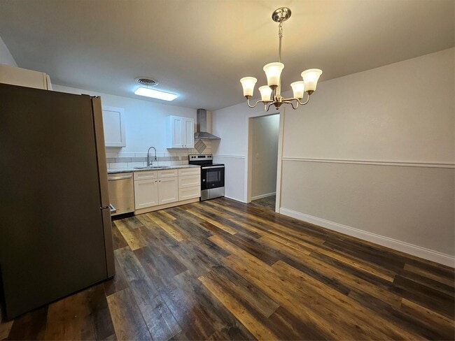 Building Photo - 4 BEDROOM, 2 BATH! CORNER LOT