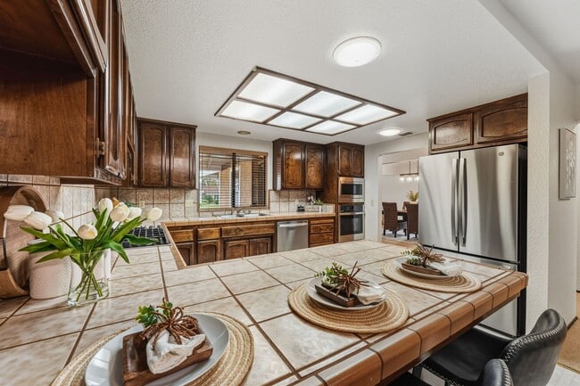 Building Photo - Quiet & Central Neighborhood - 3 Bedroom 2 Bathroom - Large Yard - Lawn Service Provided!