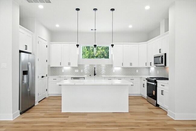 Building Photo - 2304 Hoskins Dr