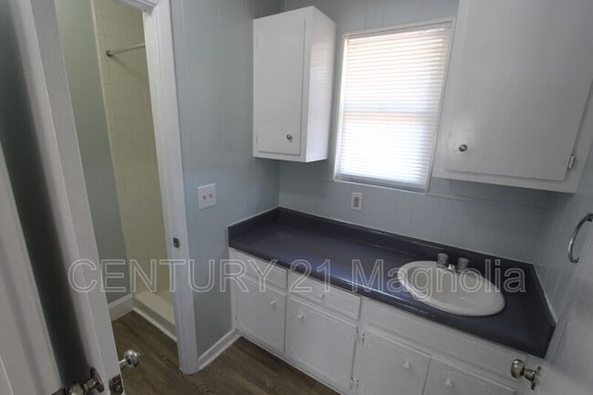 Building Photo - 2071 Fernwood Cir