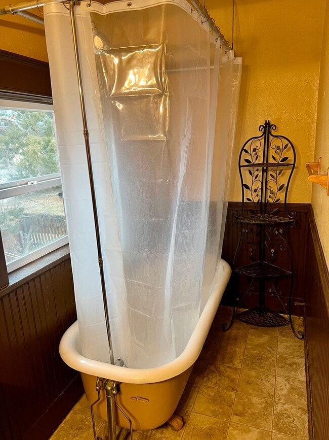 Building Photo - Charming 2 Bed 1 Bath Duplex Located in the Mansion District!