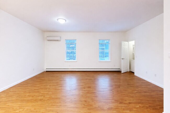 Building Photo - 2 bed, 1 bath townhouse style apartment with washer & dryer provided (59 Griffin Ln #202)