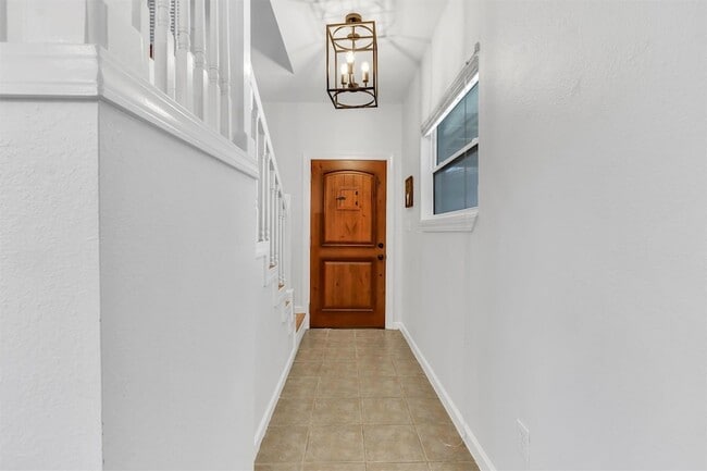 Building Photo - 612 Mockingbird Dr