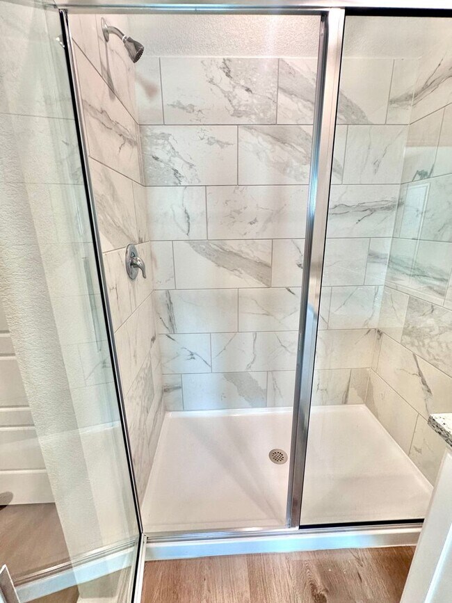 Building Photo - Luxury 3-Bed, 2-Bath Duplex in Buda!