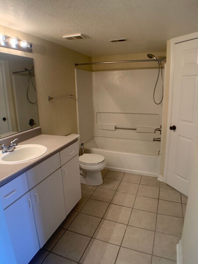 Building Photo - Beautiful 2/2 in an amazing secure community