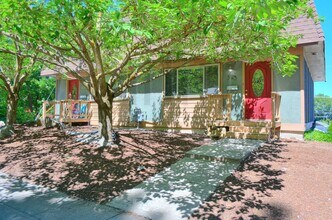 Building Photo - 521/523 E 11th Avenue Duplex