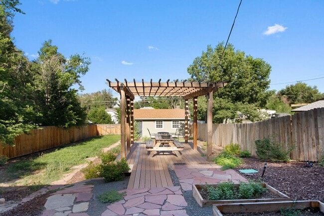 Building Photo - 2 Bedroom 1 Bath Duplex