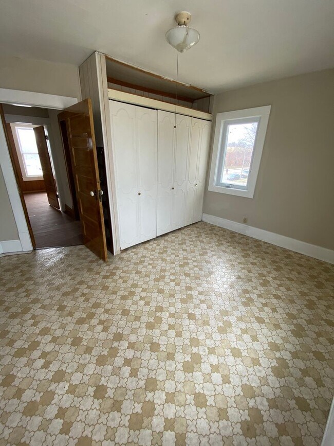 Building Photo - Spacious Home Available Now!