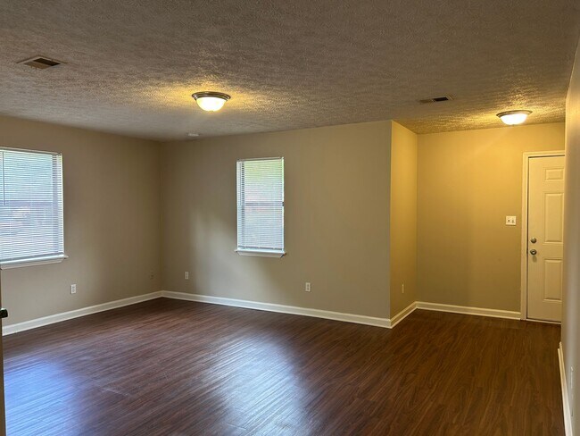 Building Photo - 1041/1043 Cantrell Ln