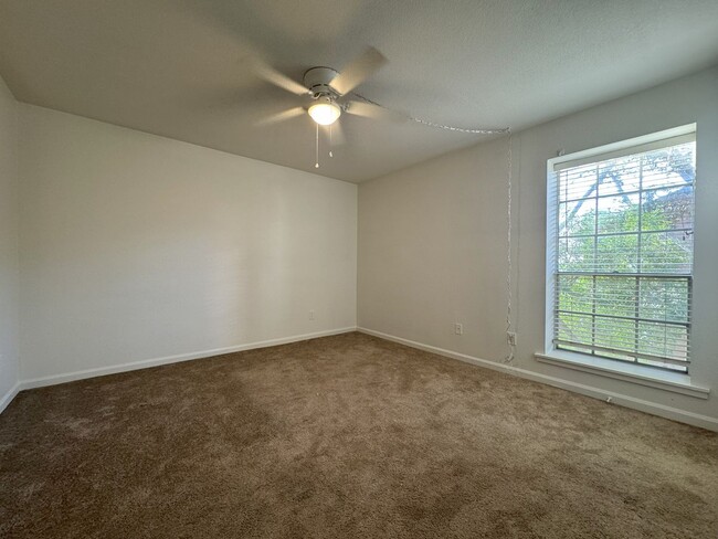 Building Photo - **MOVE IN SPECIAL***2ND FLOOR ONE BEDROOM ...