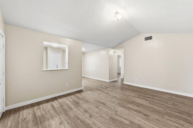 Building Photo - 2204 Donahue Ln