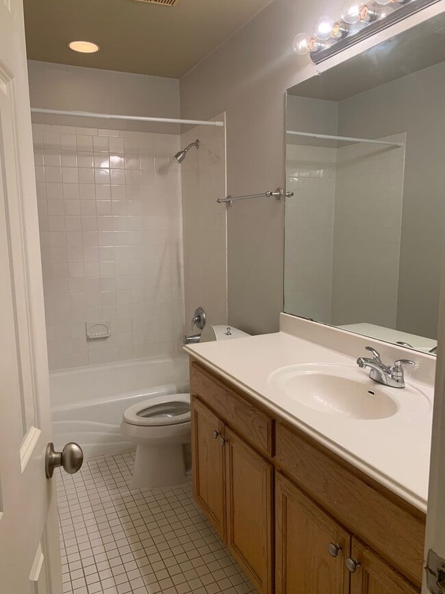 Building Photo - 3207 Hampton Rd