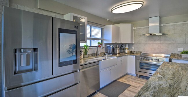 Building Photo - WALK TO THE BEACH! 4 bed, 2 bath, 2 car ga...