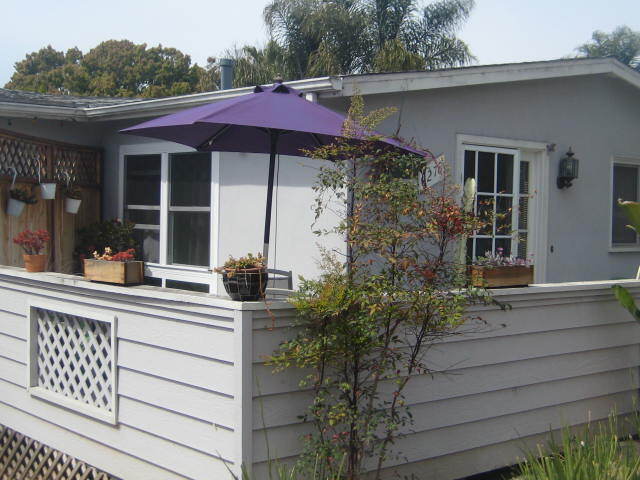 Deck for sun and BBQ - 4278 Noyes St