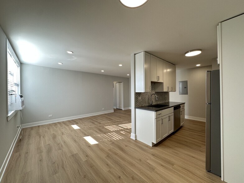 Building Photo - 535 W Aldine Ave